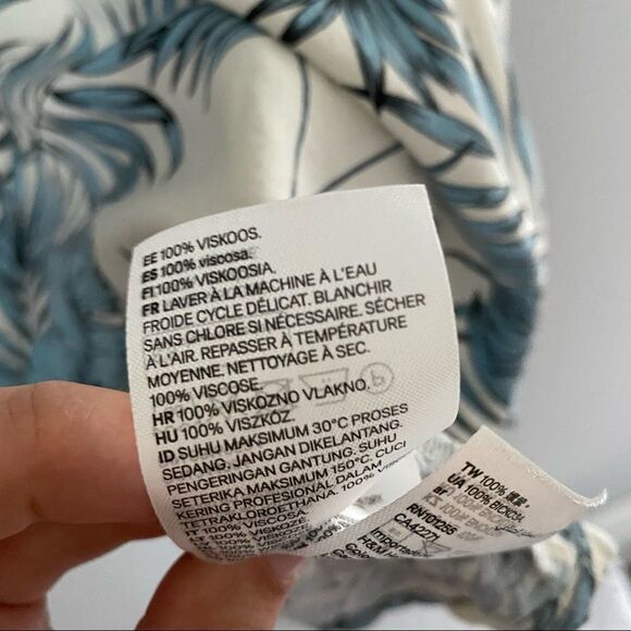 H&M Women’s Short Sleeve Boho Tropical Print V Neck Top - Picture 5 of 7